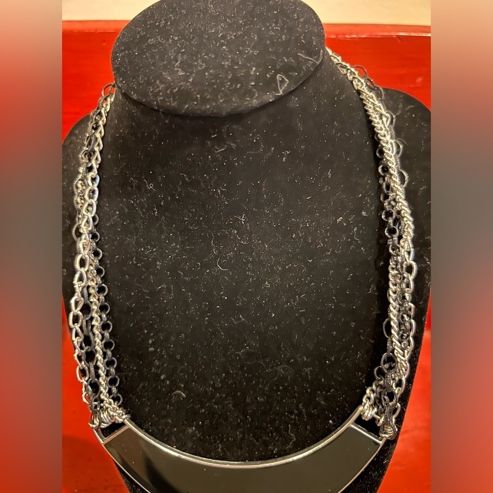 New York and Co Necklace - Picture 3 of 4